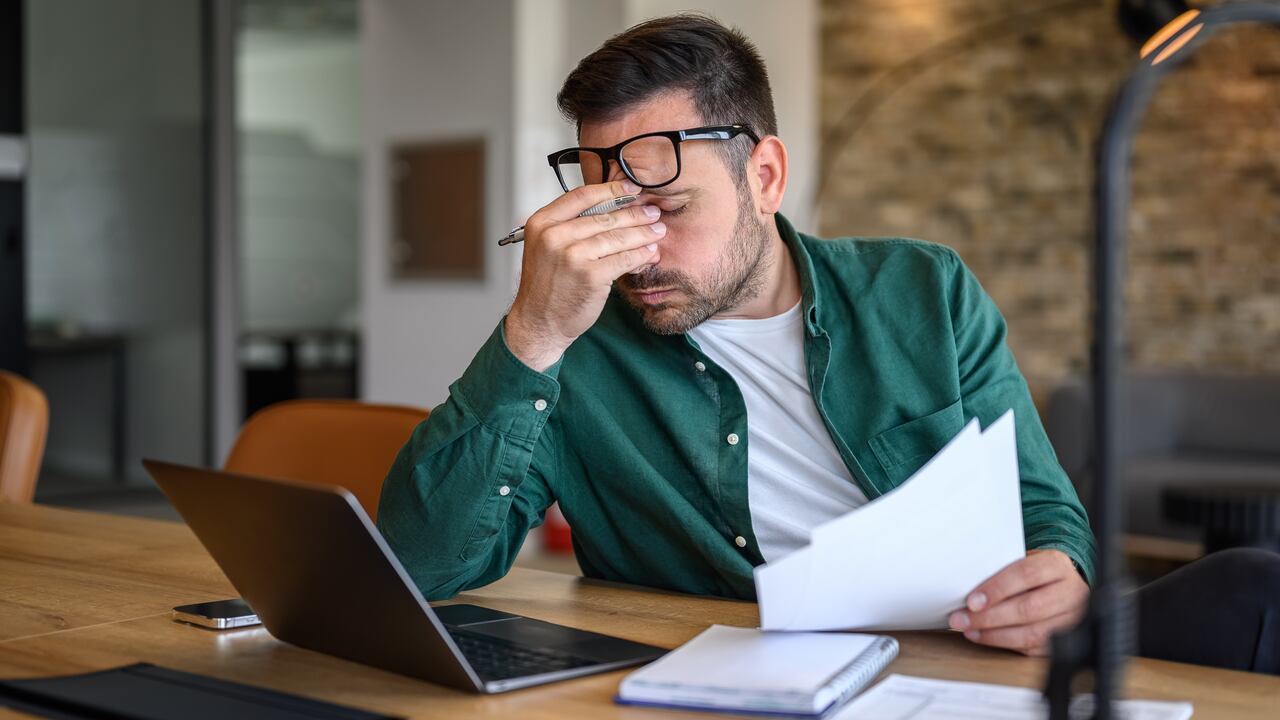 La prescripción se interrumpe si el acreedor inicia una demanda judicial o si el deudor reconoce la deuda (por ejemplo, haciendo un abono o firmando un acuerdo).