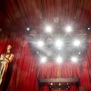 Estatuas decorativas de los Óscar se encuentran cerca de focos y cortinas rojas mientras se realizan los preparativos finales para la 95.ª entrega de los Premios de la Academia, en Hollywood, Los Ángeles, California, el 11 de marzo de 2023. (Foto de Stefani Reynolds / AFP)