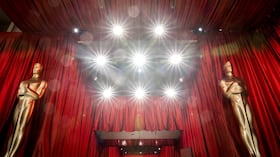 Estatuas decorativas de los Óscar se encuentran cerca de focos y cortinas rojas mientras se realizan los preparativos finales para la 95.ª entrega de los Premios de la Academia, en Hollywood, Los Ángeles, California, el 11 de marzo de 2023. (Foto de Stefani Reynolds / AFP)