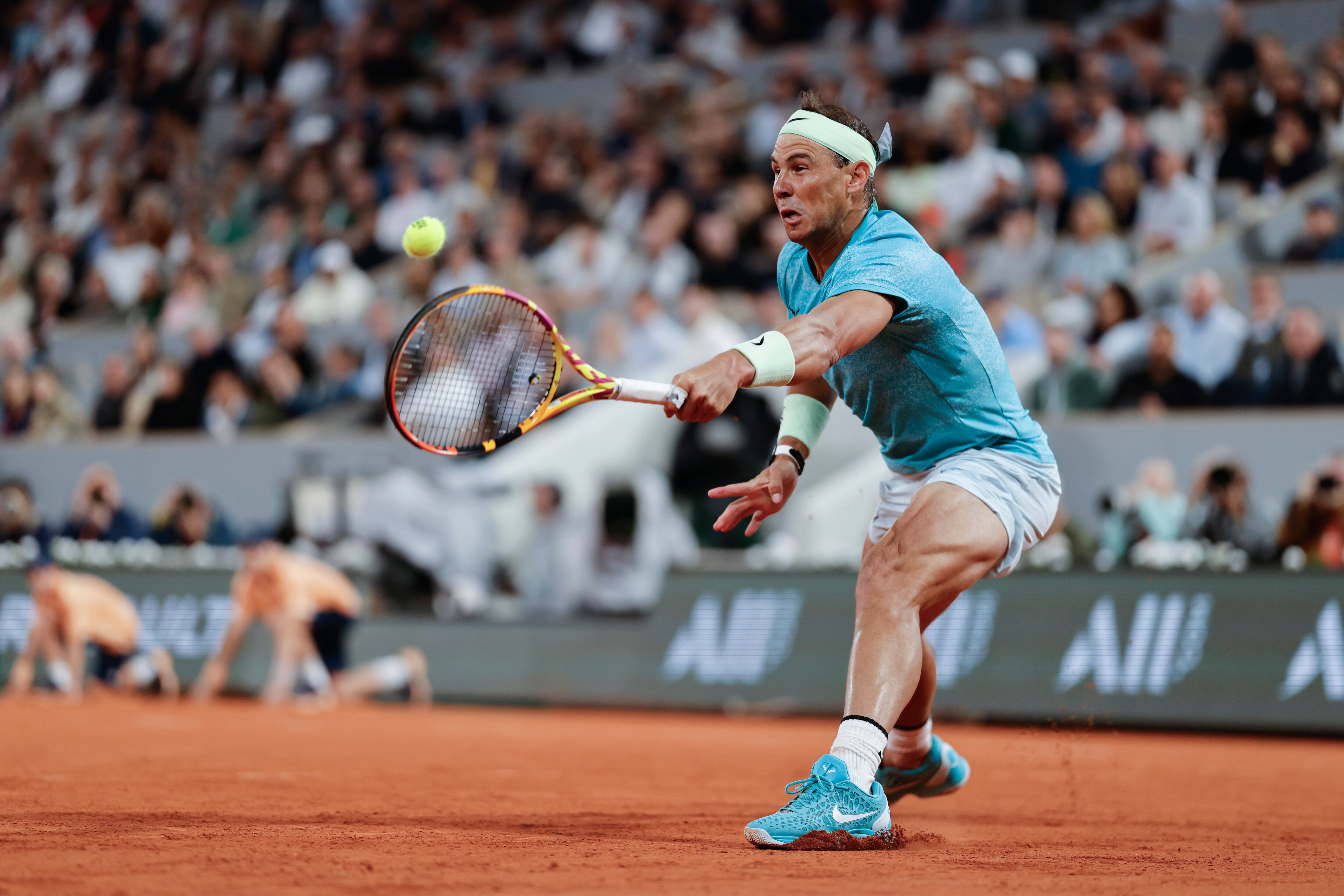 El español Rafael Nadal juega un tiro contra el alemán Alexander Zverev durante su partido de primera ronda del Abierto de Francia en el estadio Roland Garros de París, el lunes 27 de mayo de 2024. (Foto AP/Jean-Francois Badias)