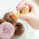 Engorda. El azúcar se absorbe rápidamente en forma de glucosa y aporta energía de inmediato. Si ésta no se consume en el momento, el cuerpo la almacena transformándola en grasa. Por otro lado, la fructosa, presente en vegetales y frutas, se metaboliza y se guarda en el hígado. Una dieta rica en fructosa puede producir un hígado graso y resistencia a la insulina, lo que puede ocasionar diabetes de tipo II.