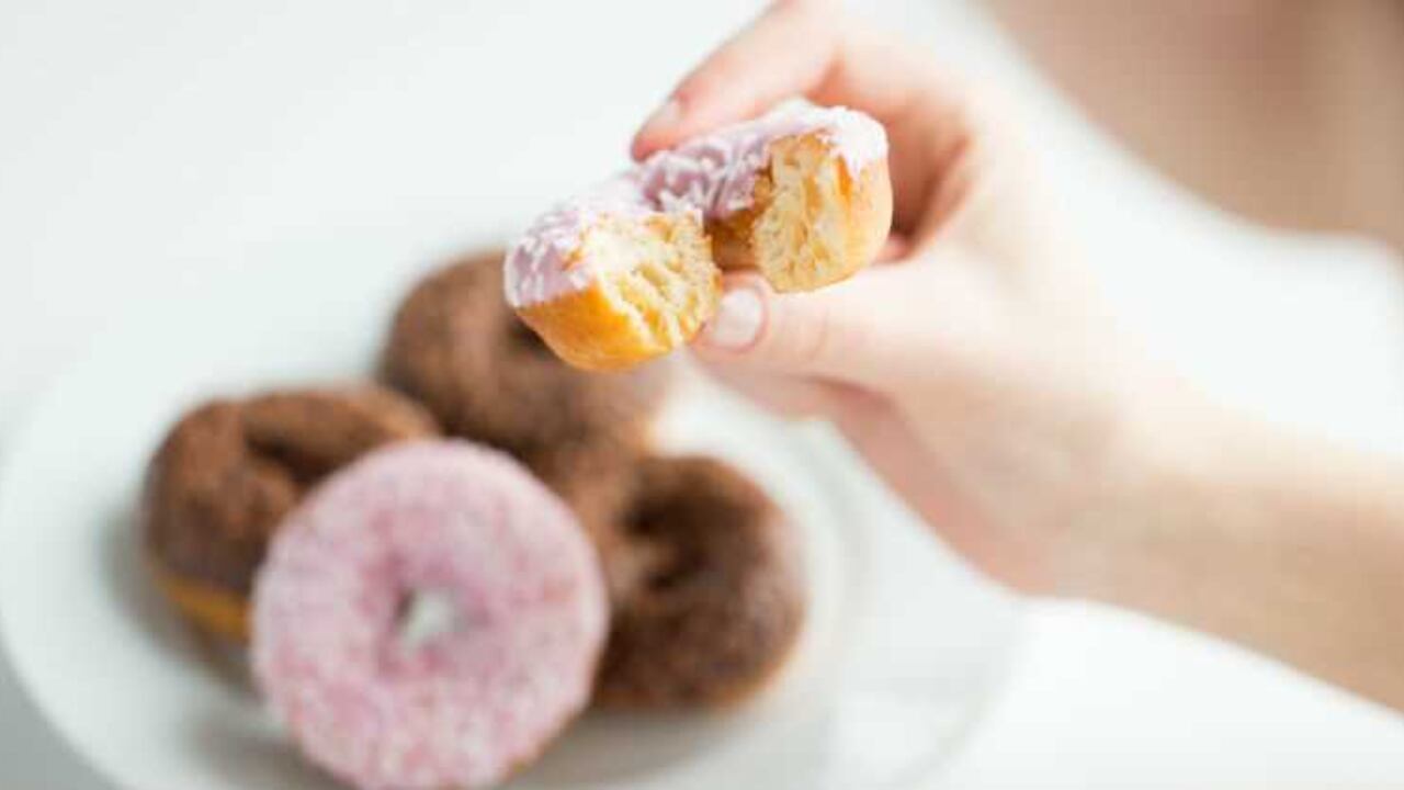 El azúcar se absorbe rápidamente en forma de glucosa y aporta energía de inmediato. Si ésta no se consume en el momento, el cuerpo la almacena transformándola en grasa.