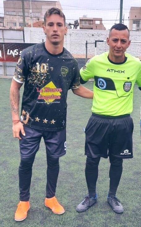 El joven de 24 años lanzó varios puños y una pata a la nuca del juez cuando este estaba en el suelo.