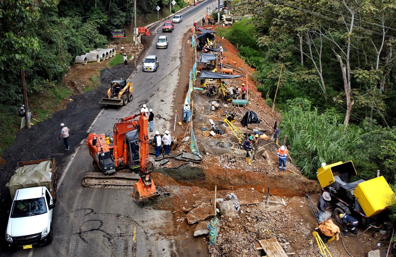 Continúan las obras de arreglo de la bancada de la vía al mar en el kilometro 17, la movilidad se ve afectada en este tramo por las obras de mejoramiento de la vía. Fotos Raúl Palacios / El País.