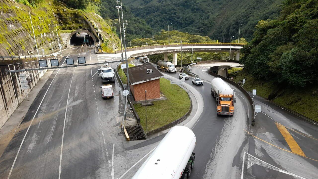 Hay cierre total en el K66+600 por caída de material.  Reducción de carril en el K55+000.