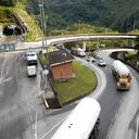 Hay cierre total en el K66+600 por caída de material. Reducción de carril en el K55+000.