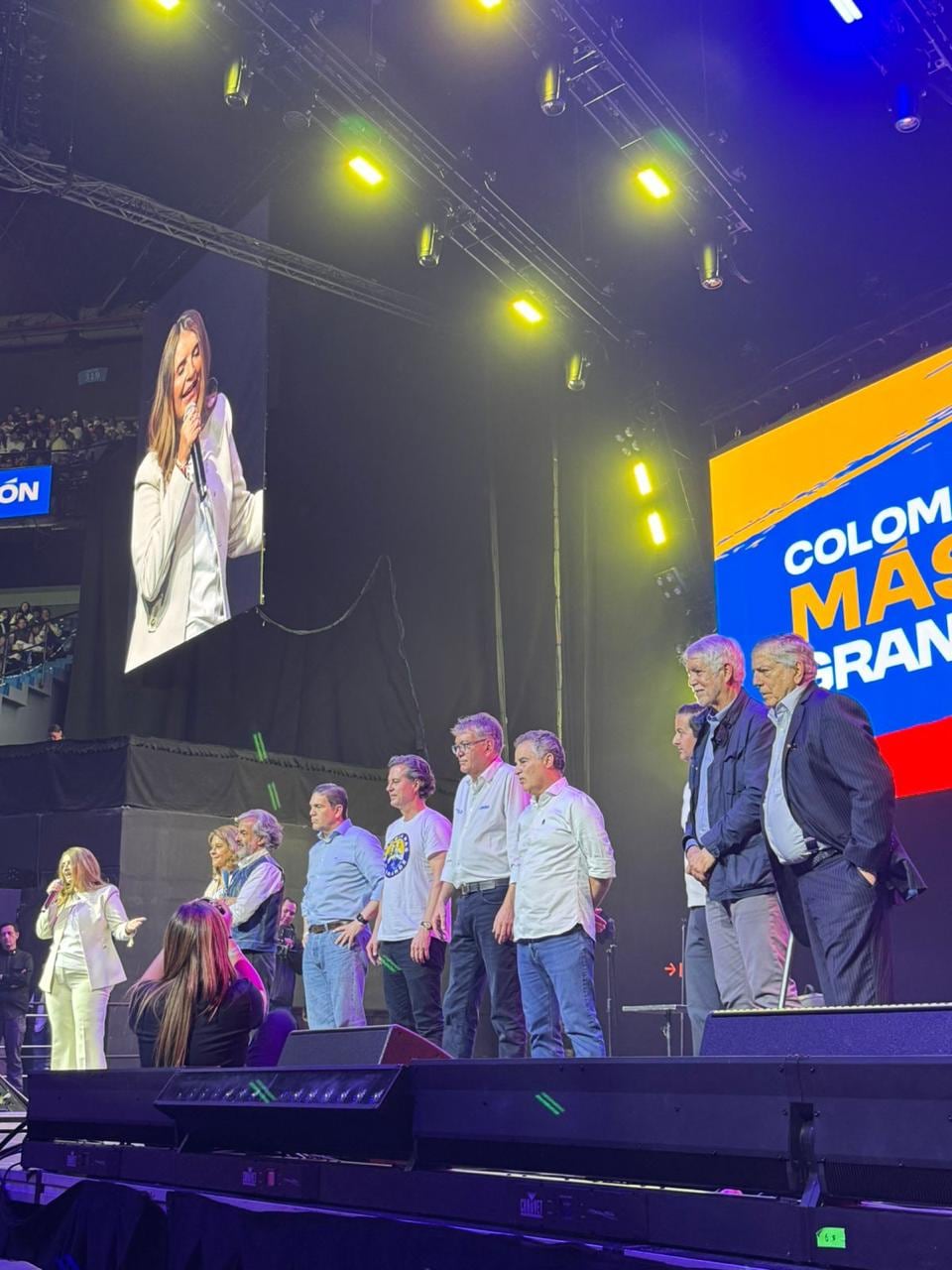 El expresidente César Gaviria acompañó en la tarima a la candidata Paloma Valencia en el cierre de su campaña.