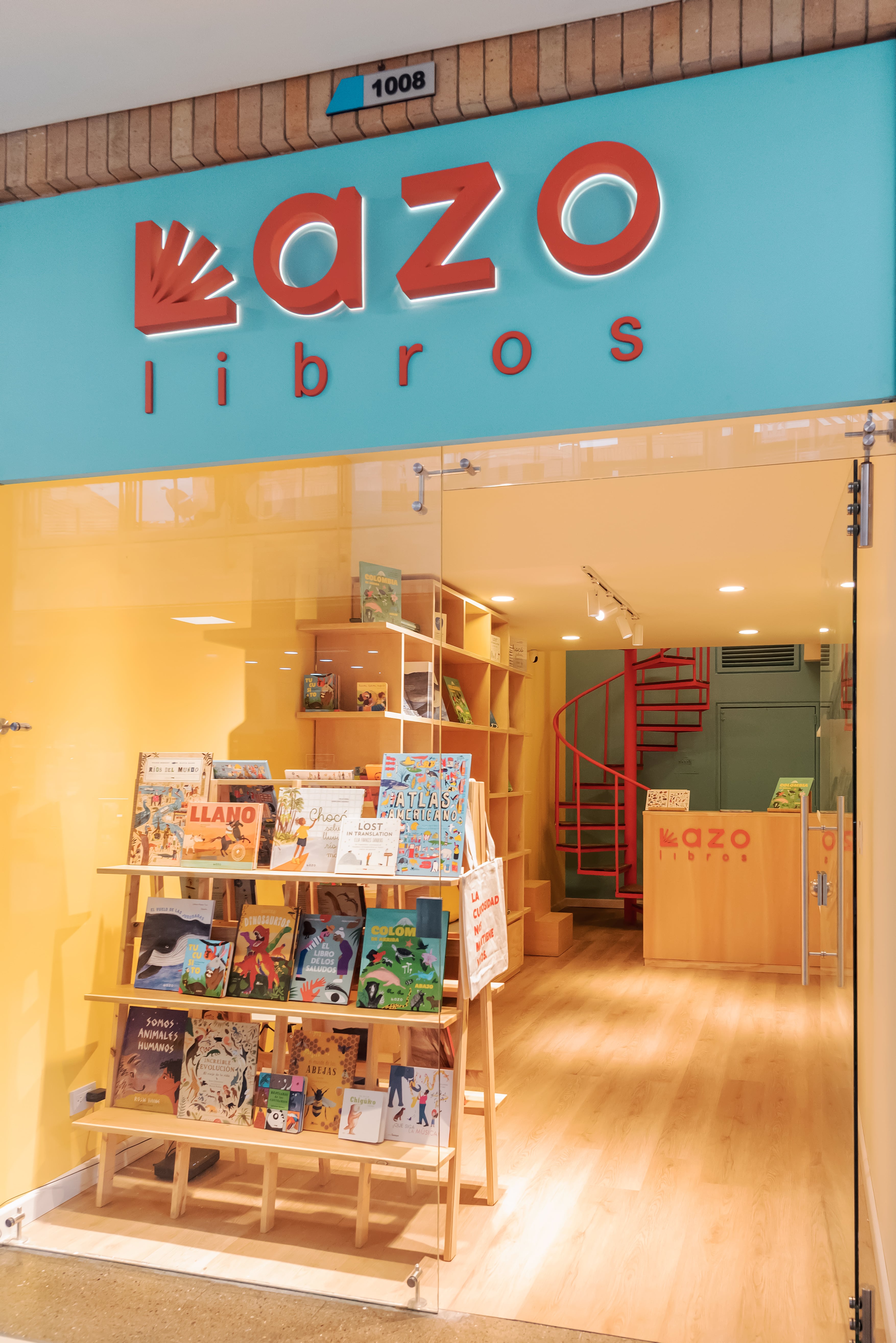 En 2025 la editorial abrió su primera librería física, ubicada en el Centro Comercial Centro Chía, con una selección
curada de alrededor de 90 títulos de libros informativos e ilustrados. El espacio busca que niños y adultos puedan explorar temas que van desde la naturaleza y los animales extintos hasta la historia, la ciencia, diferentes culturas y territorios del mundo.