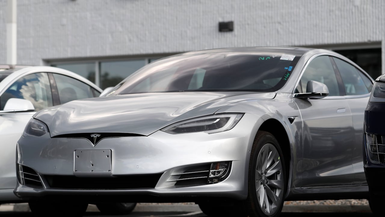 Tesla no repunta en Europa, mientras Volkswagen retoma el rumbo.