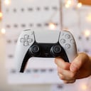Los controles de PlayStation están diseñados para ofrecer horas de entretenimiento, pero utilizarlos mientras se cargan podría comprometer su integridad a largo plazo.