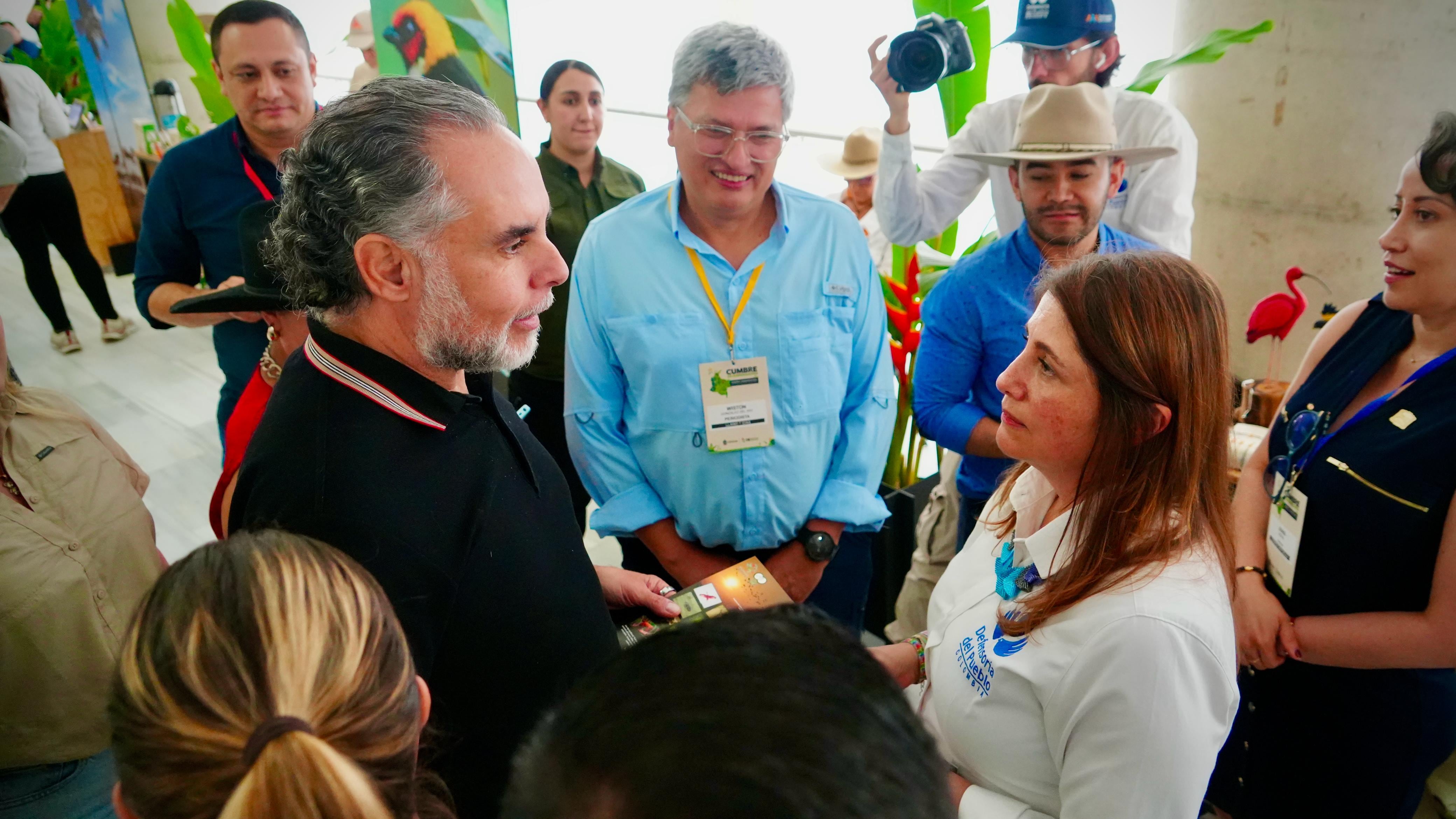 La defensora del pueblo Iris Marín Ortiz y el ministro del Interior, Armando Benedetti.