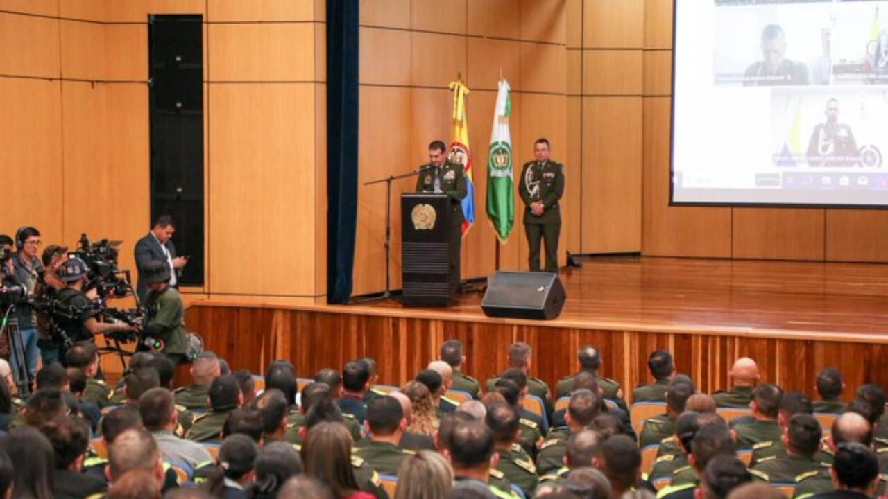 Policía ‘descabeza’ a ocho coroneles; de una lista de 11 oficiales solamente llamó a 3 a curso de general.