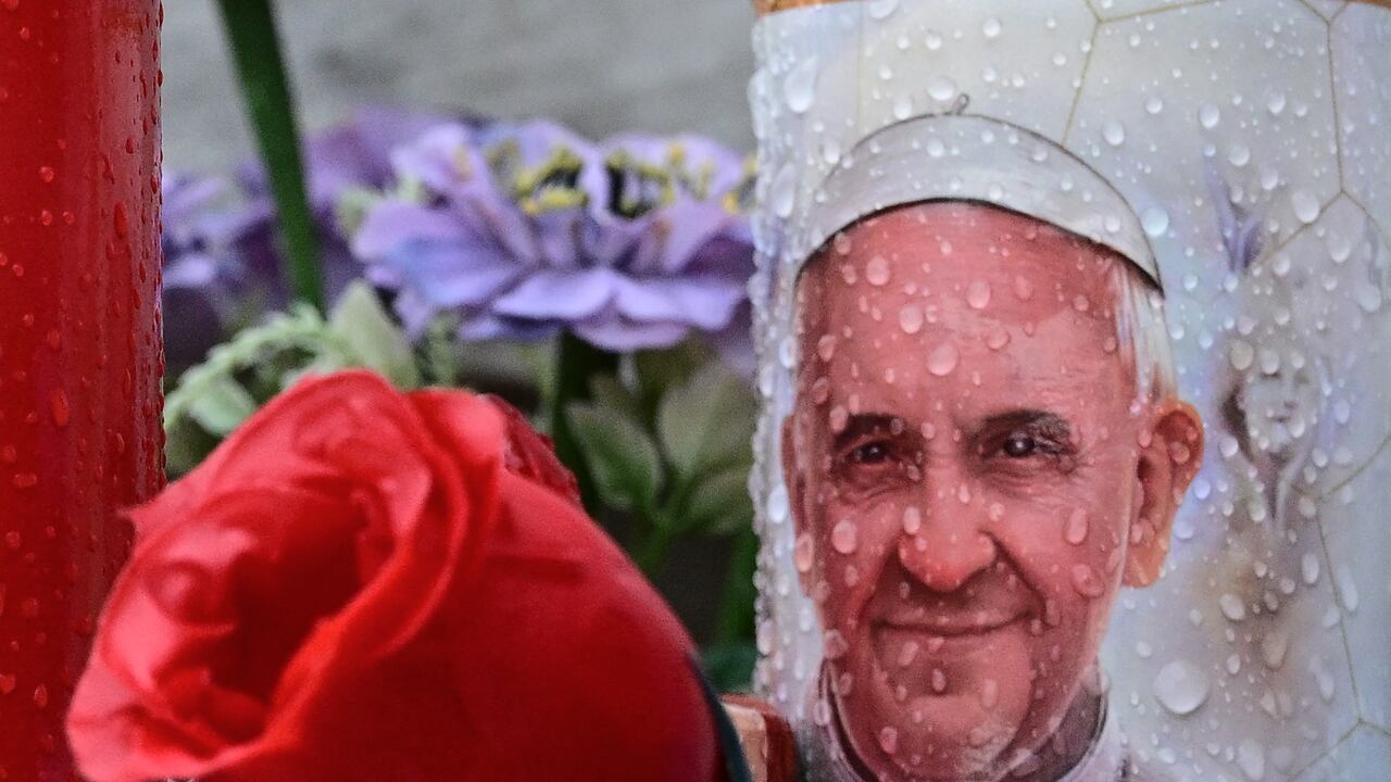 Una vela que representa al Papa Francisco se coloca en la estatua de Juan Pablo II fuera del hospital Gemelli donde el Papa Francisco está hospitalizado en Roma el 25 de febrero de 2025. El Papa Francisco, en estado crítico en el hospital con neumonía, tuvo una buena noche y estaba descansando, dijo el Vaticano el 24 de febrero de 2025. "La noche pasó bien, el Papa durmió y está descansando", dijo en un breve comunicado cuando Francisco, de 88 años, entró en su undécimo día en el Hospital Gemelli de Roma, lo que la convierte en la hospitalización más larga de su papado. (Foto de Tiziana FABI / AFP)