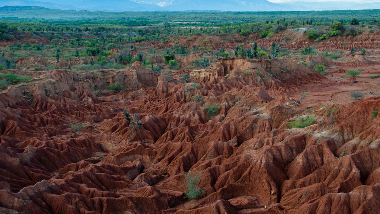 El Desierto de la Tatacoa es uno de los tesoros naturales que ningún viajero debería dejar de conocer.