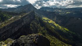 Cerca de la plaza principal de Sutatausa empieza un camino ecológico que tiene como destino los Farallones de Sutatausa, una falla geológica que atraviesa la provincia del Valle de Ubaté.