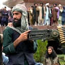 Un combatiente talibán maneja su arma durante las celebraciones un año después de que los talibanes tomaron la capital afgana, Kabul, frente a la embajada de Estados Unidos en Kabul, Afganistán, el lunes 15 de agosto de 2022. (AP Photo/Ebrahim Noroozi)