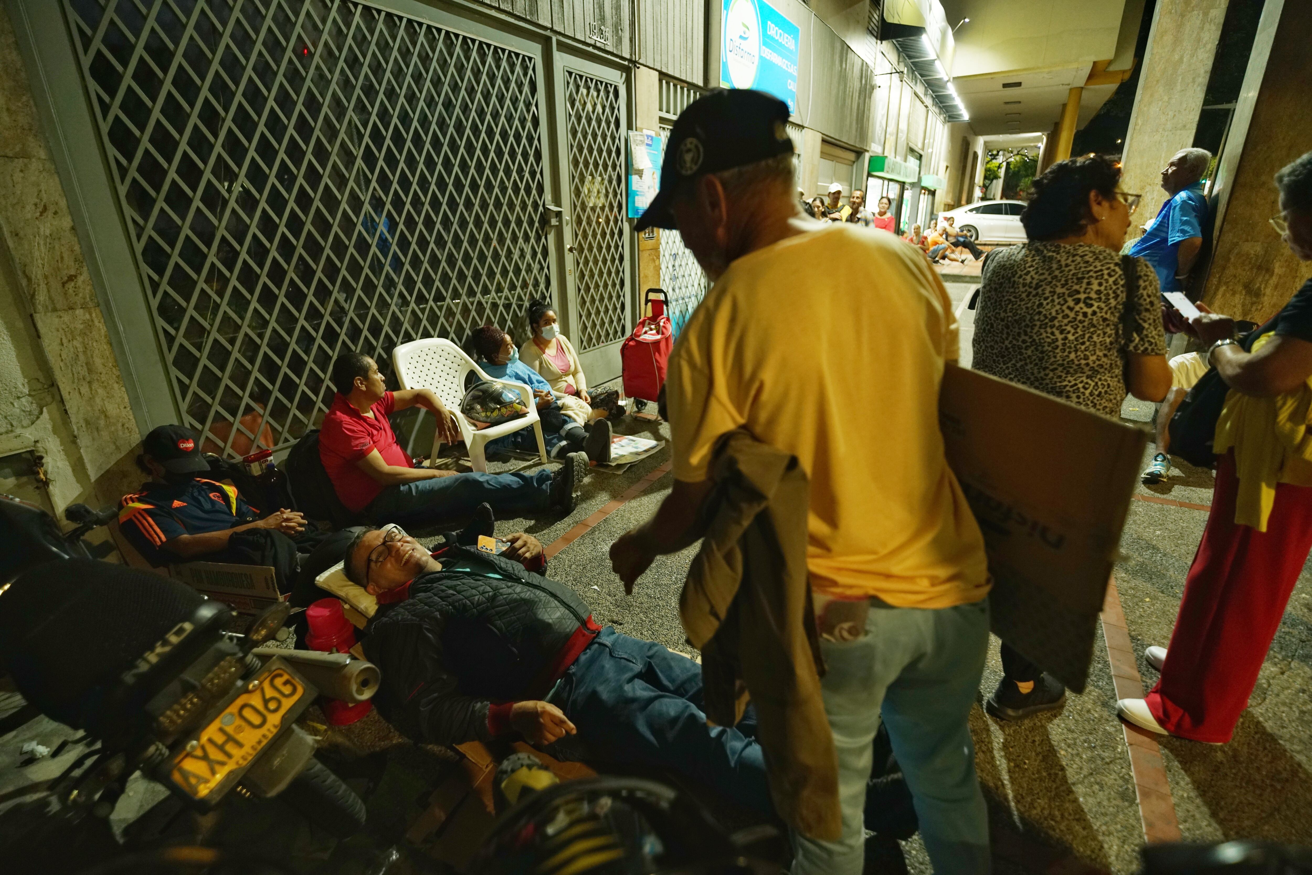 Usuarios de la Nueva EPS en Cali, llegan a hacer cola desde el día anterior, con la idea de coger cupo para la entrega de medicamentos sin importar, que tengan que pasar la noche, durmiendo en el suelo o sobre cartones. Foto Jorge Orozco.