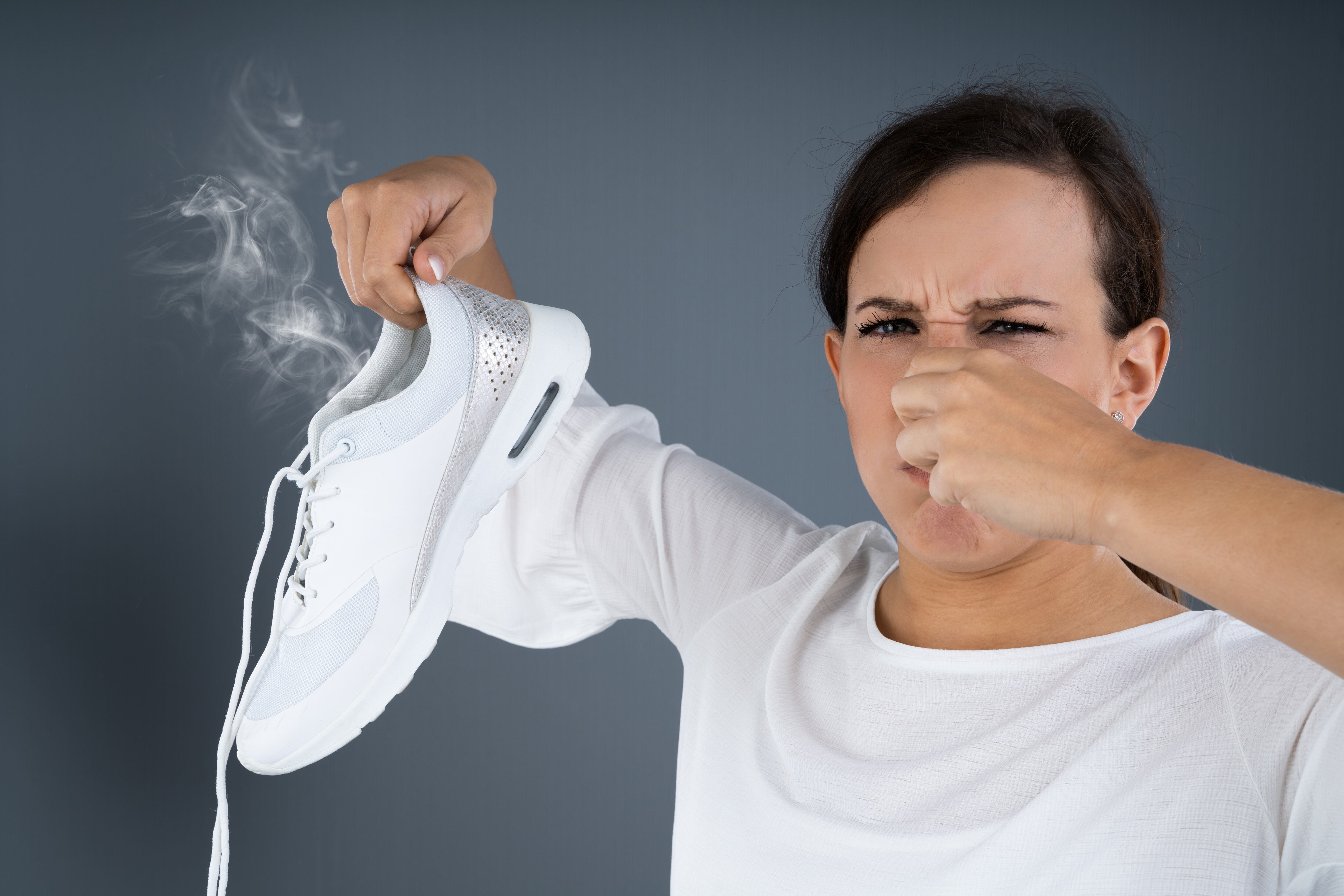 El mal olor en los pies se puede producir por la acumulación de bacterias.