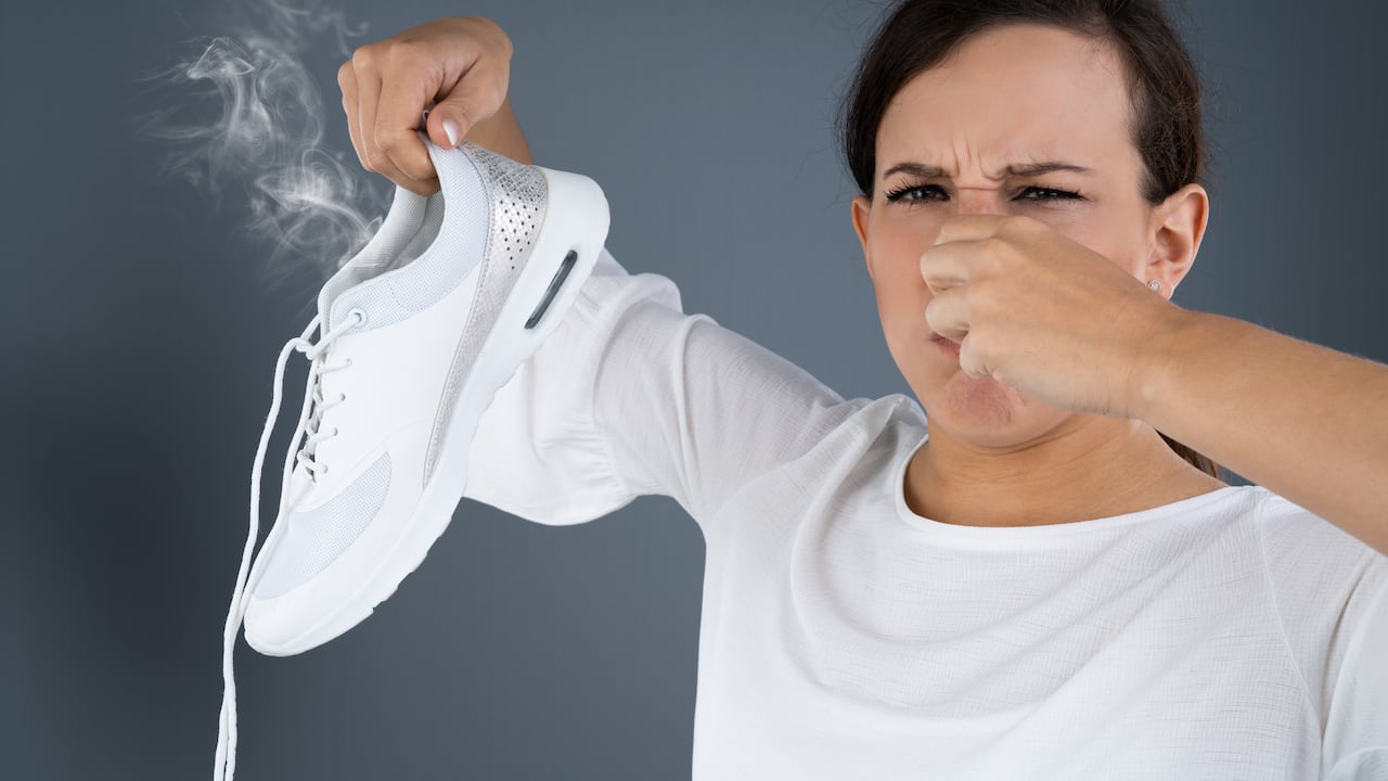El mal olor en los pies se puede producir por la acumulación de bacterias.