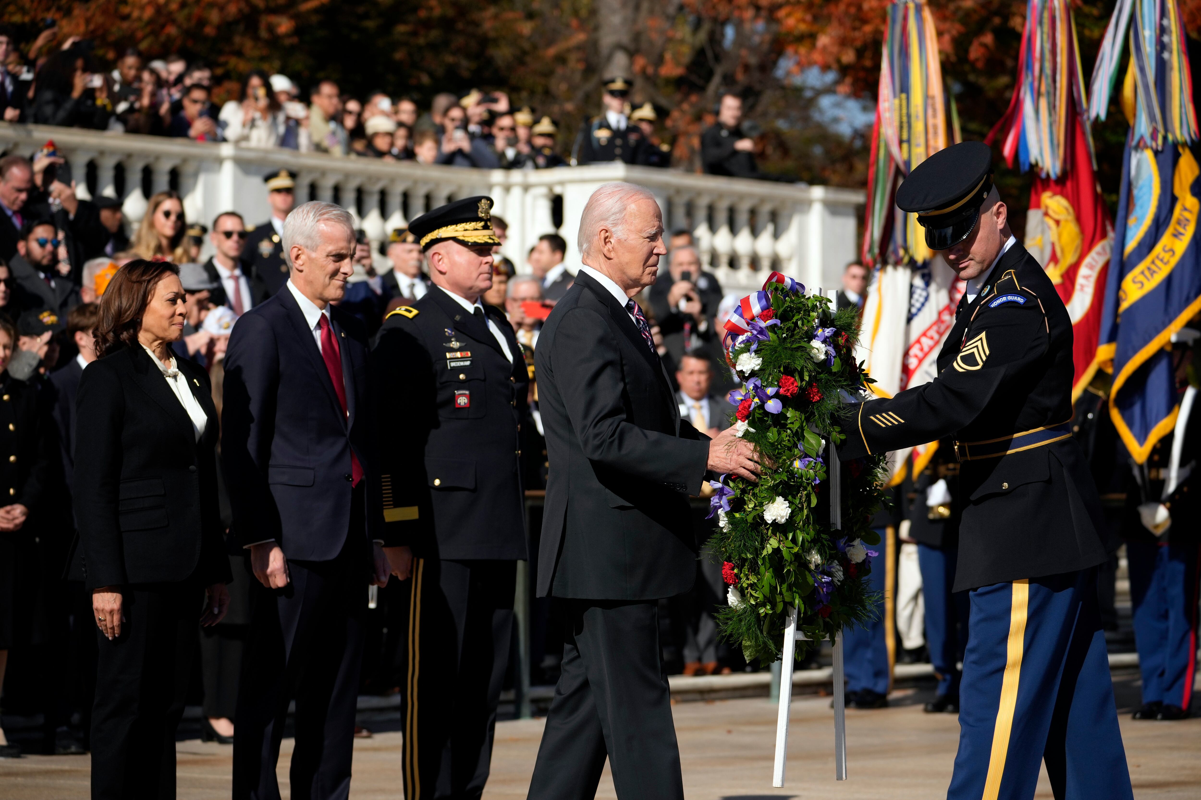 El presidente Joe Biden deposita una corona de flores en la Tumba del Soldado Desconocido en el Cementerio Nacional de Arlington en Arlington, Virginia, el sábado 11 de noviembre de 2023, mientras la vicepresidenta Kamala Harris, el secretario de Asuntos de Veteranos Denis McDonough y el mayor general Trevor Bredenkamp, comandante general de la Fuerza de Tarea Conjunta-Región de la Capital Nacional y el Distrito Militar de Washington