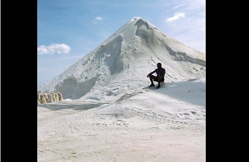 No es Nieve, es Sal / Aficionado

La montaña que vemos es de sal. Cualquiera puede colocarse un abrigo, tomarse una foto y decir que estuve en un nevado. Es uno de los paisajes más bellos que tenemos en la Guajira.  De allí se extrae sal que luego se refina y se transporta a todo el país y al exterior. Otra riqueza turística de la majestuosa Guajira. 