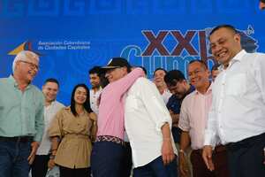 La alcaldesa Claudia López y el presidente Gustavo Petro se dieron un abrazo en la cumbre de Asocapitales.