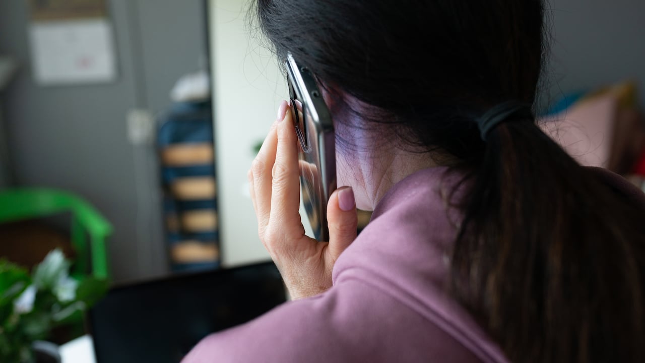 Autoridades alertan: verificar identidad evita caer en estafas telefónicas.