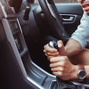 La palanca de cambios de un automóvil automático se utiliza para seleccionar los modos de conducción y controlar la transmisión automática.