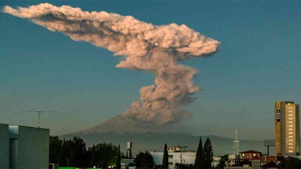 El volcán Popocatépetl, conocido por su alta actividad volcánica, arroja cenizas y humo cubriendo gran parte del cielo, como se ve desde Puebla, Imagen de referencia, centro de México, el 9 de enero de 2020. Foto: Carlos Sánchez/ AFP.