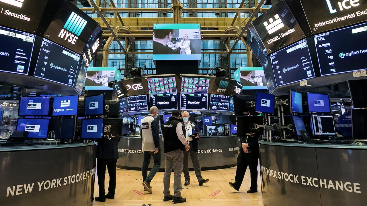 La acción de Twitter subía un 4 % este lunes -25 de abril- en las primeras operaciones en Wall Street. (Courtney Crow/New York Stock Exchange via AP).