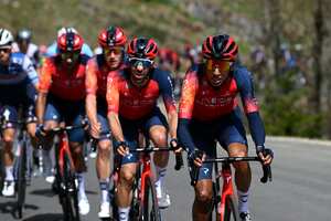 Egan Bernal tirando del grupo en la etapa 1