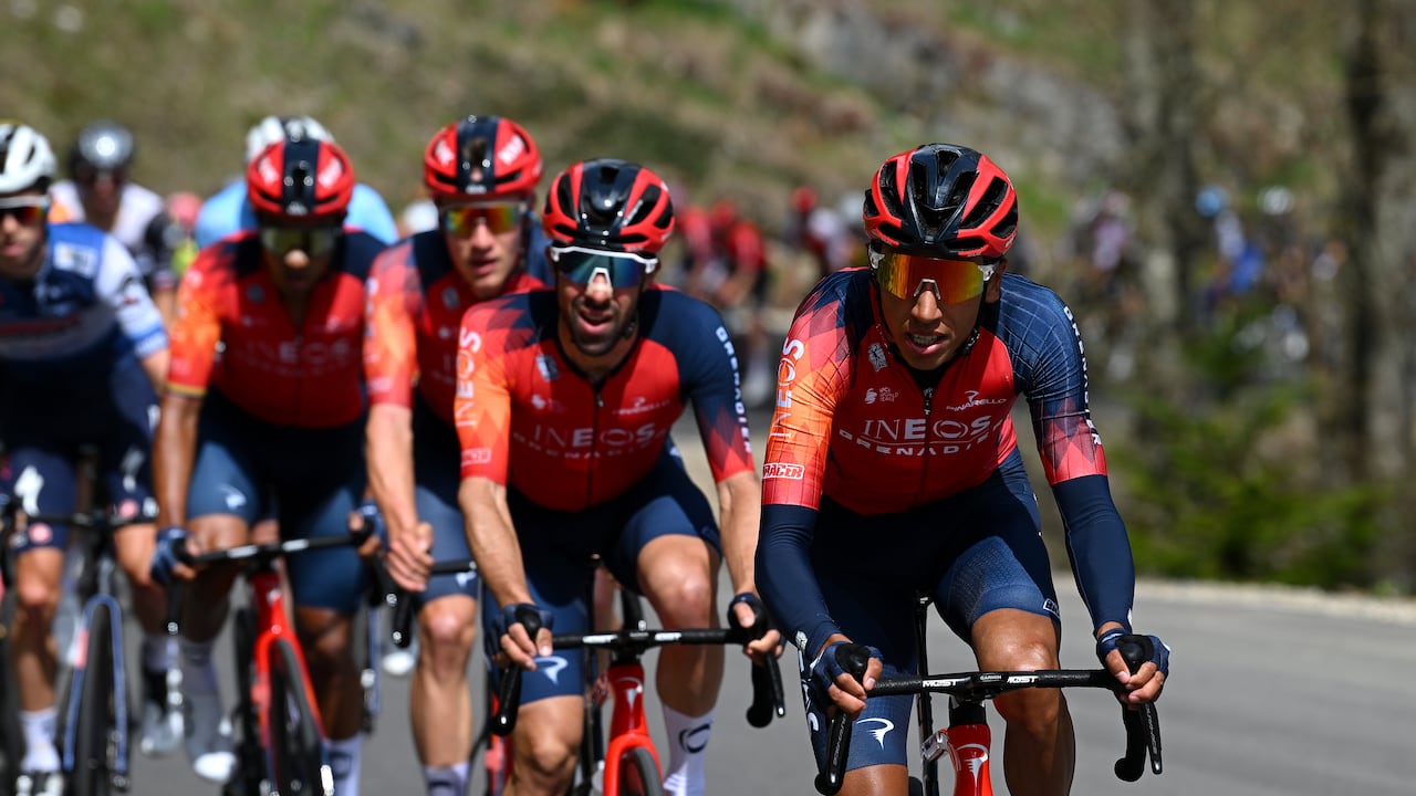 Egan Bernal tirando del grupo en la etapa 1