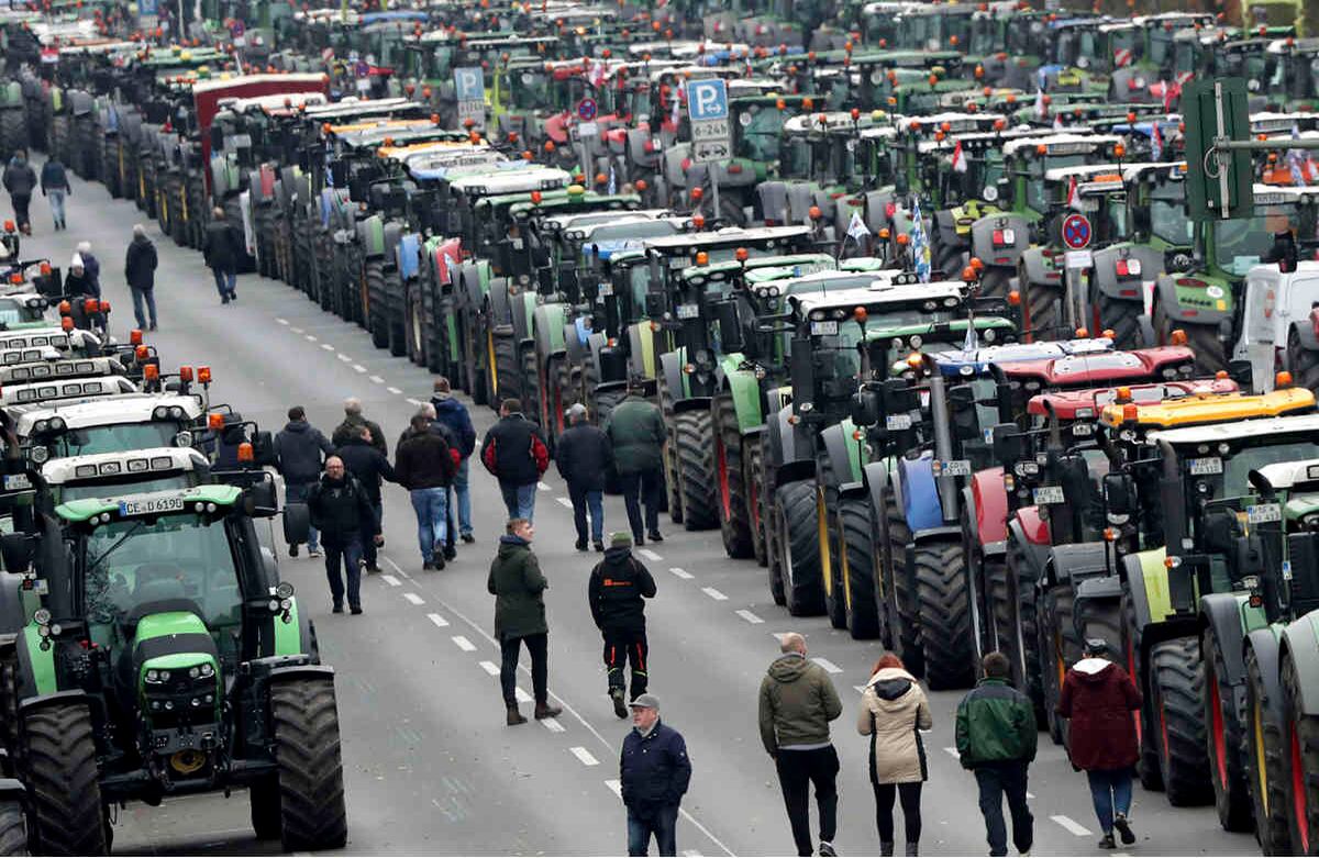 Agricultores estacionan sus tractores en una carretera cerca a la Puerta de Brandenburgo en Berlín, Alemania, el martes 26 de noviembre de 2019. Se esperan miles de agricultores en la capital alemana para una manifestación de protesta contra la política agrícola en ese país y en Europa. (Foto: AP / Michael Sohn)