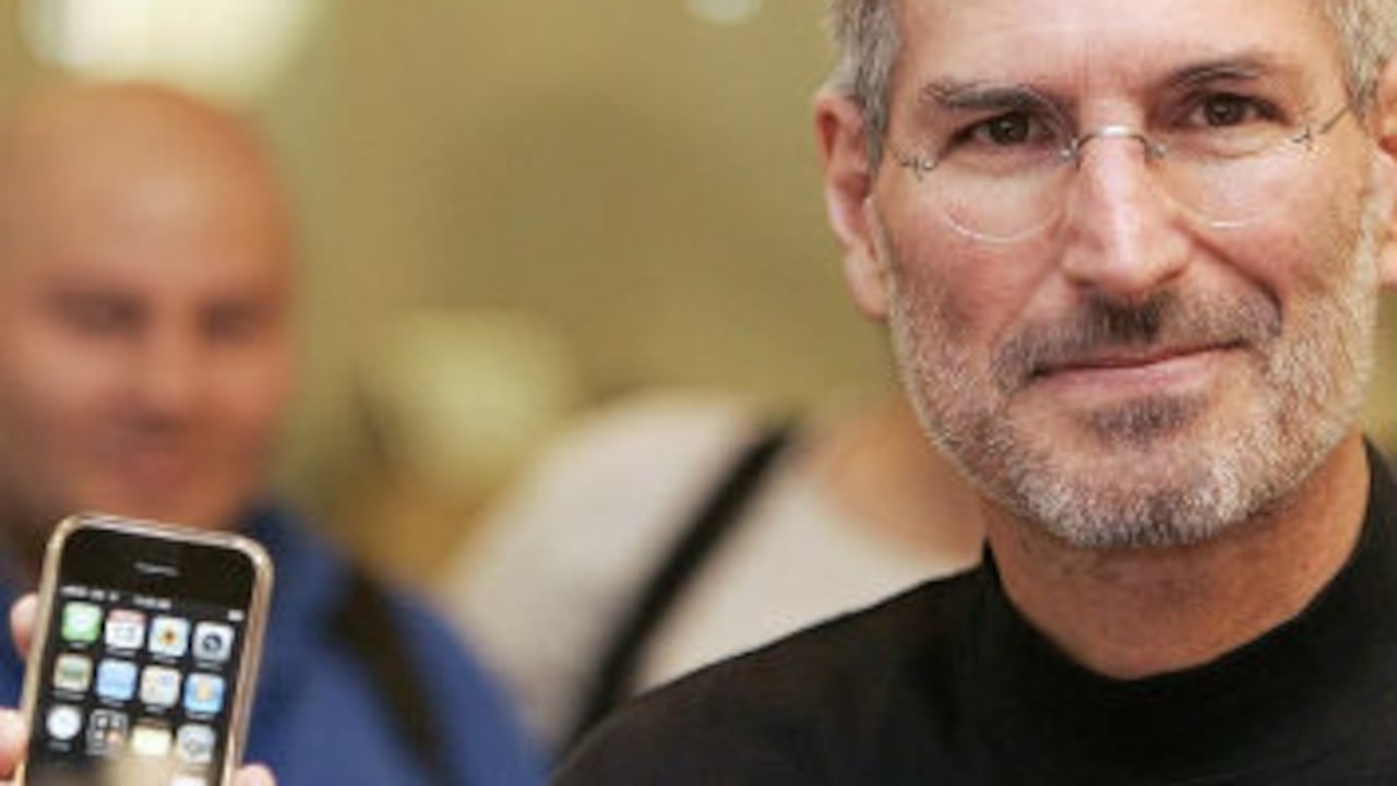 “manténganse hambrientos, manténganse descabellados, y ahora, cuando se gradúan para empezar de nuevo, es lo que deseo para ustedes. Permanezcan hambrientos. Permanezcan descabellados”, dijo Steve Jobs en un discurso a recién graduados.