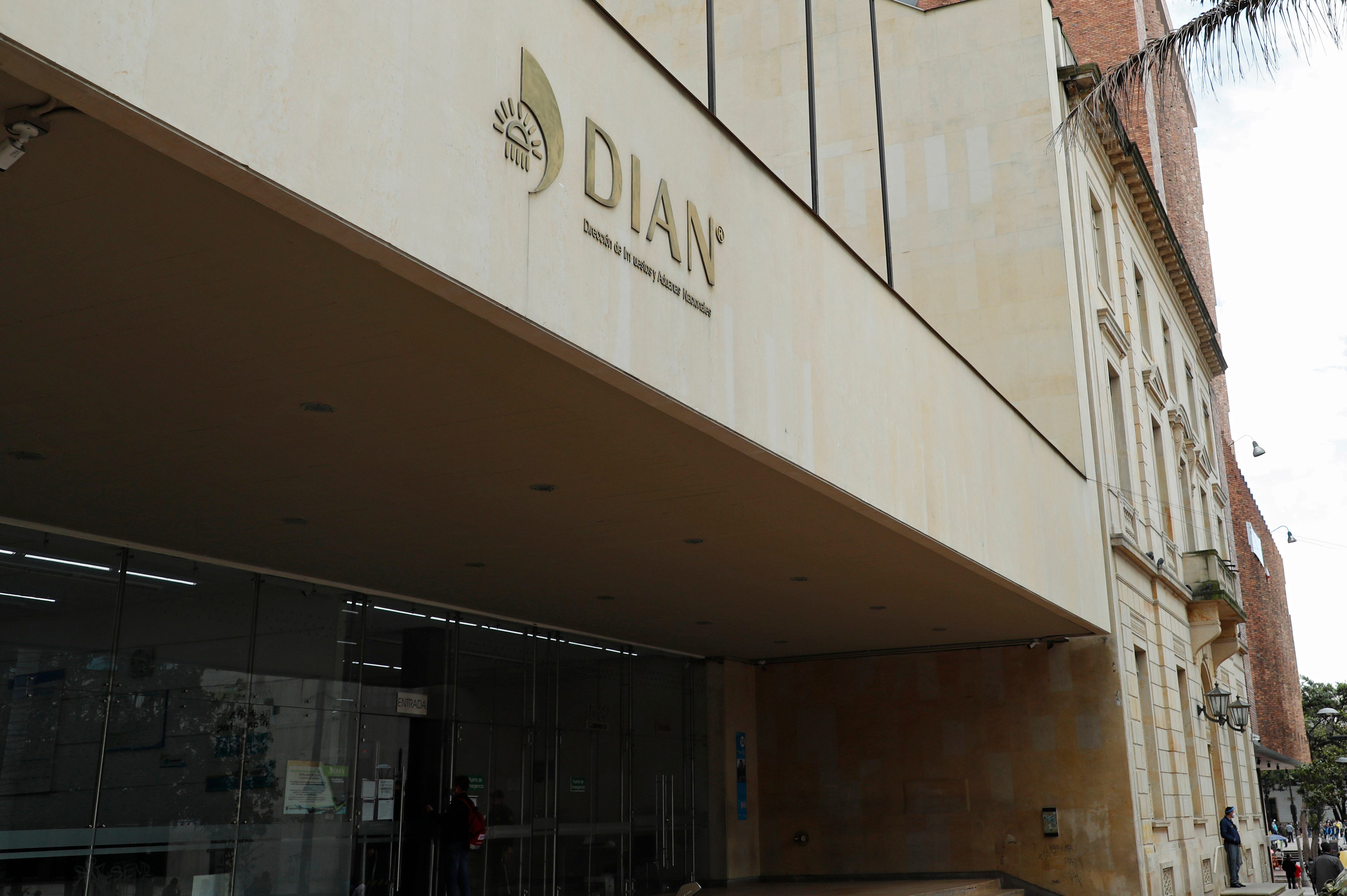 fachada DIAN sede edificio 
Bogota octubre 9 del 2020