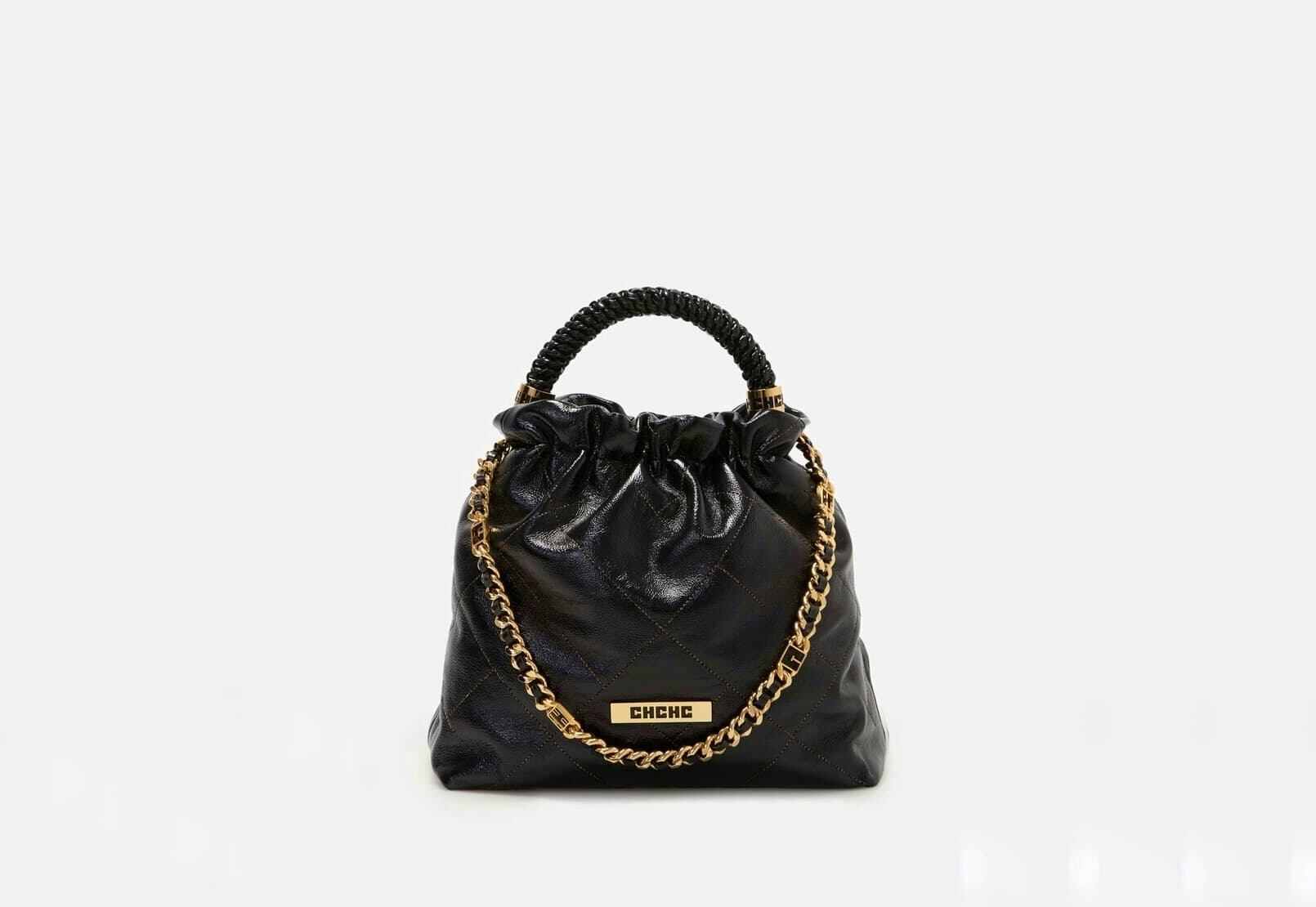 Este guiño inesperado casi secreto ha dado al bolso un nuevo nivel de lectura; pues no es solo una pieza de marroquinería artesanal, sino también una reinterpretación emocional del lujo.