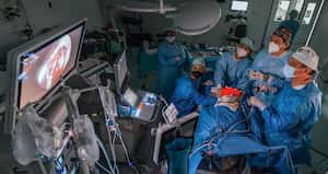 El reto era gigantesco: los médicos tenían que operar a la criatura desde el útero de la madre. La cirugía duró seis horas y fue necesaria la presencia de seis médicos.