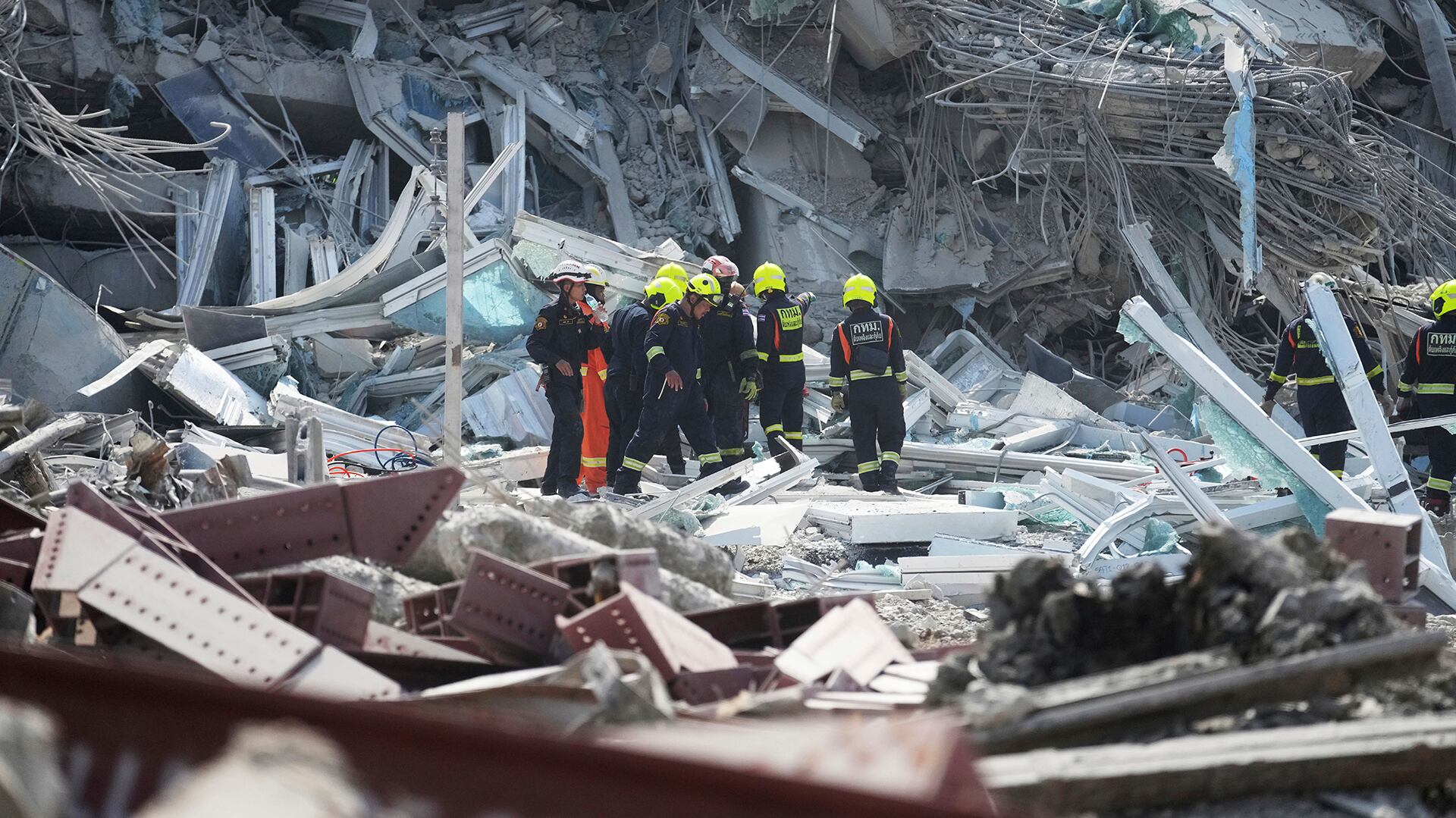 Los rescatistas trabajan en el lugar de un edificio de gran altura en construcción que se derrumbó después de un terremoto de magnitud 7,7 en Bangkok, Tailandia. Viernes 28 de marzo de 2025.