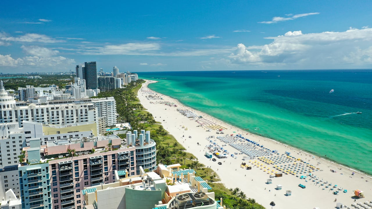 Algunas playas de EE. UU. están cerradas en el inicio del verano tras la presencia de preocupante bacteria en el agua.