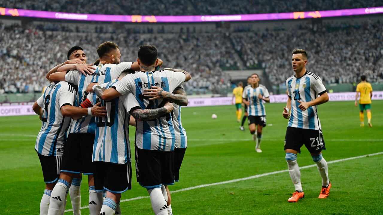 Los jugadores argentinos tuvieron sus nombres y apellidos en chino este jueves 15 de junio. Foto: AFP.