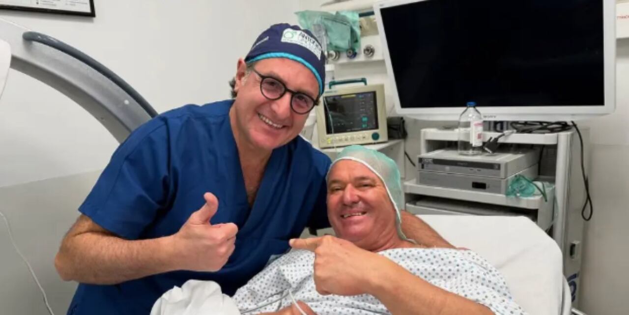 Juan Bernabé con el cirujano Gabriele Antonini.