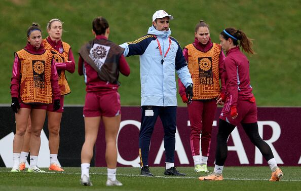 Jorge Vilda, Entrenador de España, da instrucciones durante una sesión de entrenamiento de España durante la Copa Mundial Femenina de la FIFA Australia y Nueva Zelanda 2023 en Newtown Park el 10 de agosto de 2023 en Wellington, Nueva Zelanda. (Foto de Lars Baron/Getty Images)