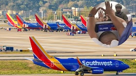 Agentes de seguridad revisan el avión de Southwest en Atlanta tras la alerta de amenaza a bordo.