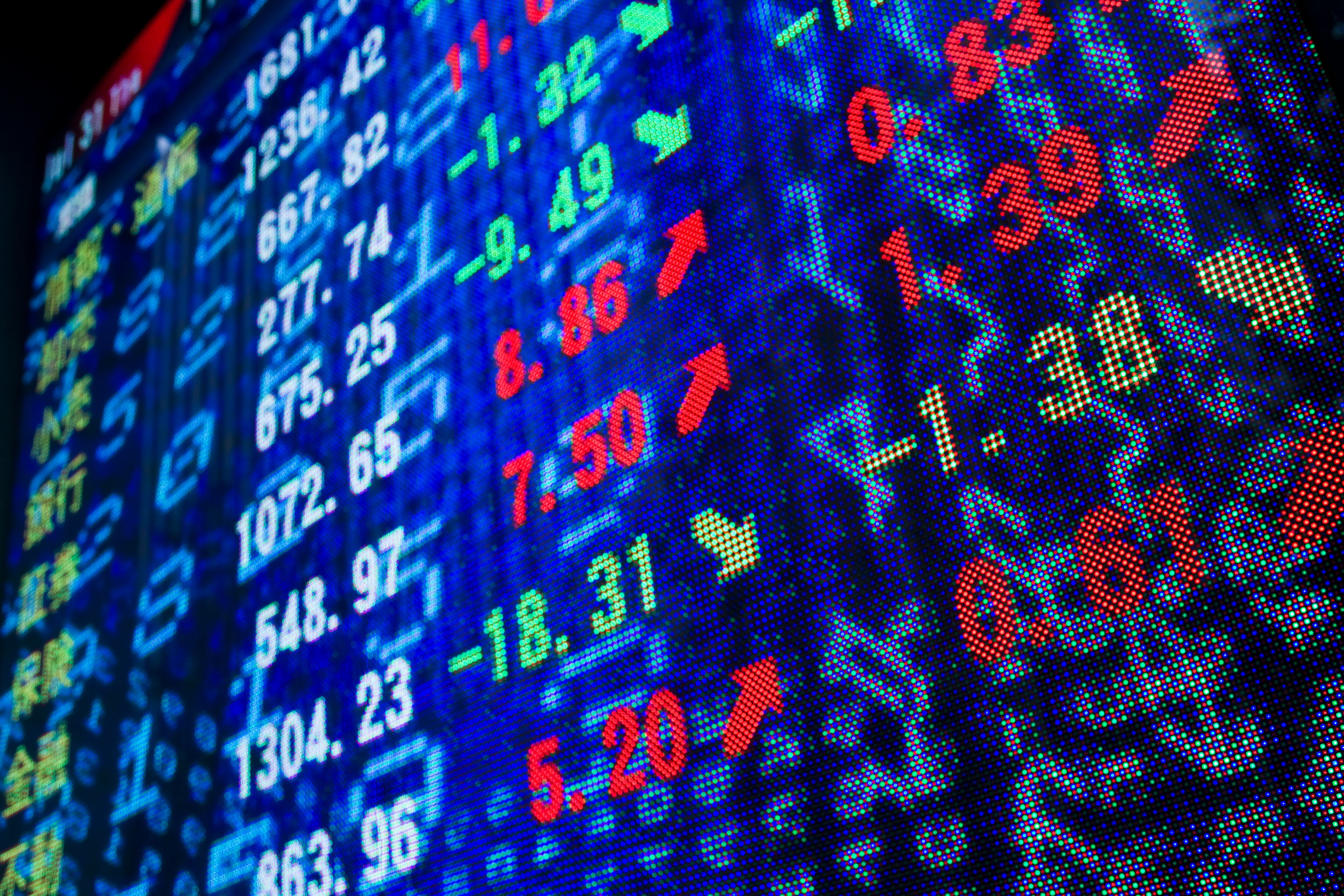 Reflejo de lecturas de existencias en la ventana bolsa de valores economía acciones