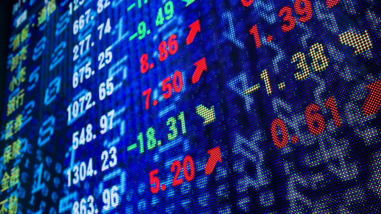 Reflejo de lecturas de existencias en la ventana bolsa de valores economía acciones