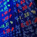 Reflejo de lecturas de existencias en la ventana bolsa de valores economía acciones