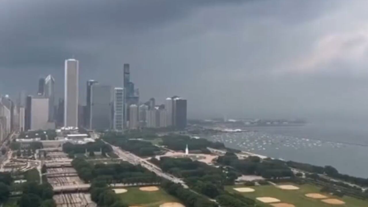 La urbe se encuentra en alerta por la confirmación de un tornado en sus inmediaciones.