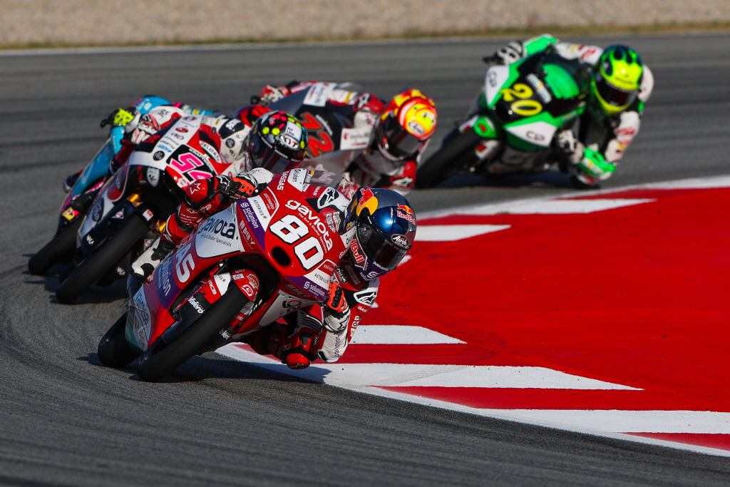 David Alonso obtuvo la ventaja para ganar el GP de Cataluña, esto tras superarlos a todos en la última curva