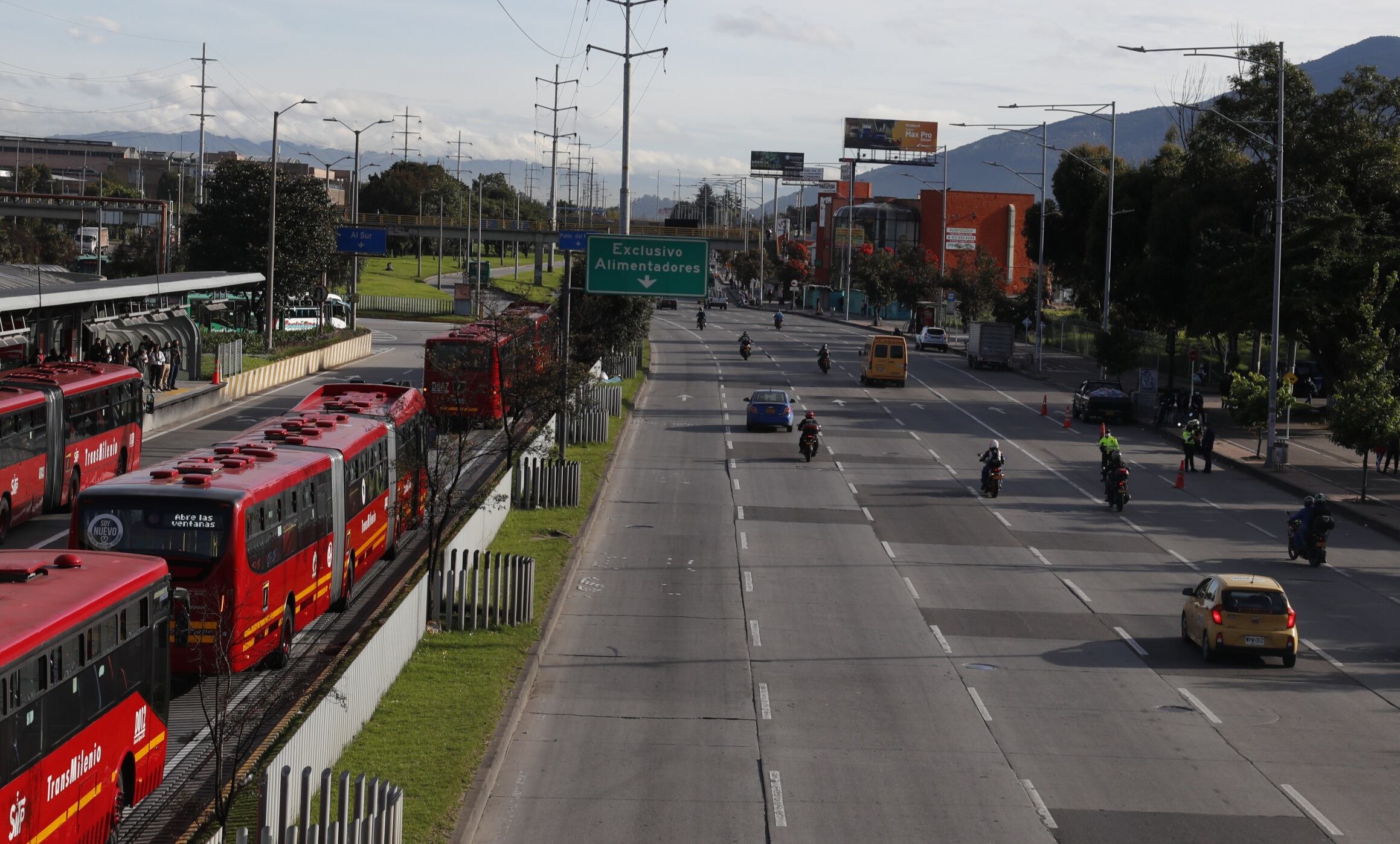 Bogotá en día de cuarentena estricta abril 16 de 2021 estaciones de transmilenio