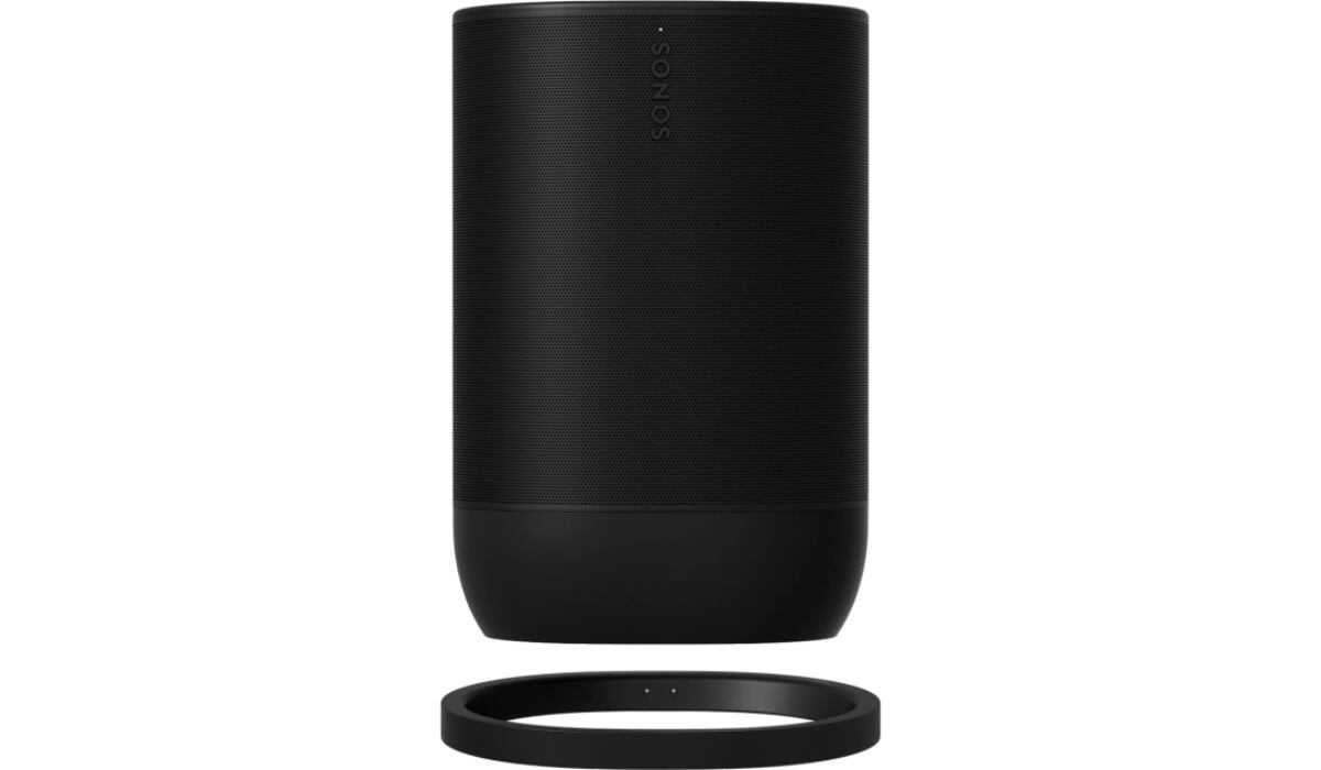 El parlante sonos Move 2 tiene una base de carga externa.